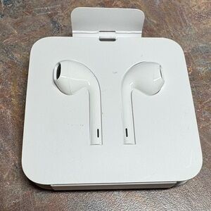 Apple EarPods in Classic White w/lightening cable NWOT